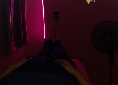 Sala de relajación en Lashes by Sarahí Cortez, Colima, Colima, MX con luz rosa suave.