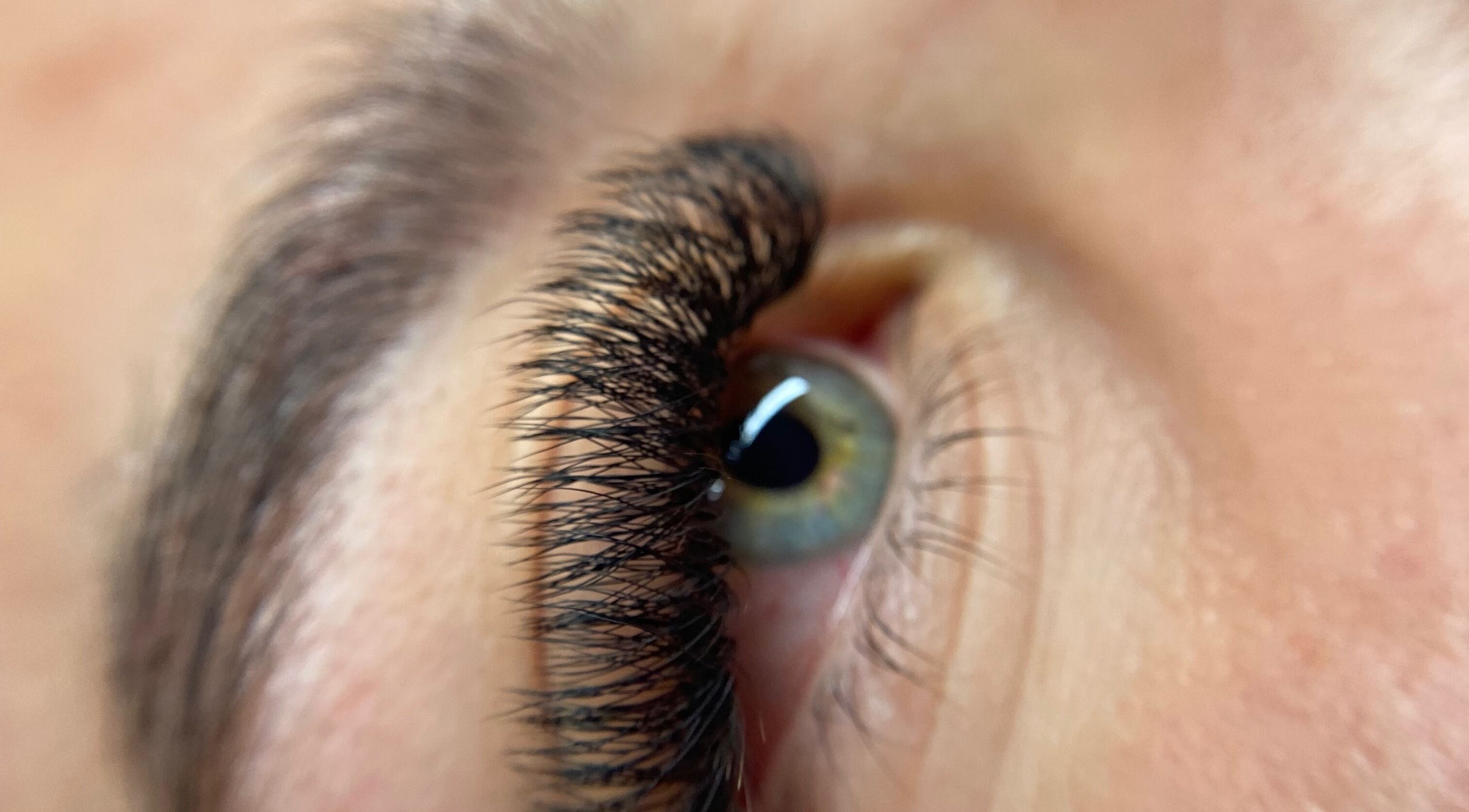 Primer plano de pestañas largas y rizadas en Lashes by Sarahí Cortez, Colima, Colima, MX.