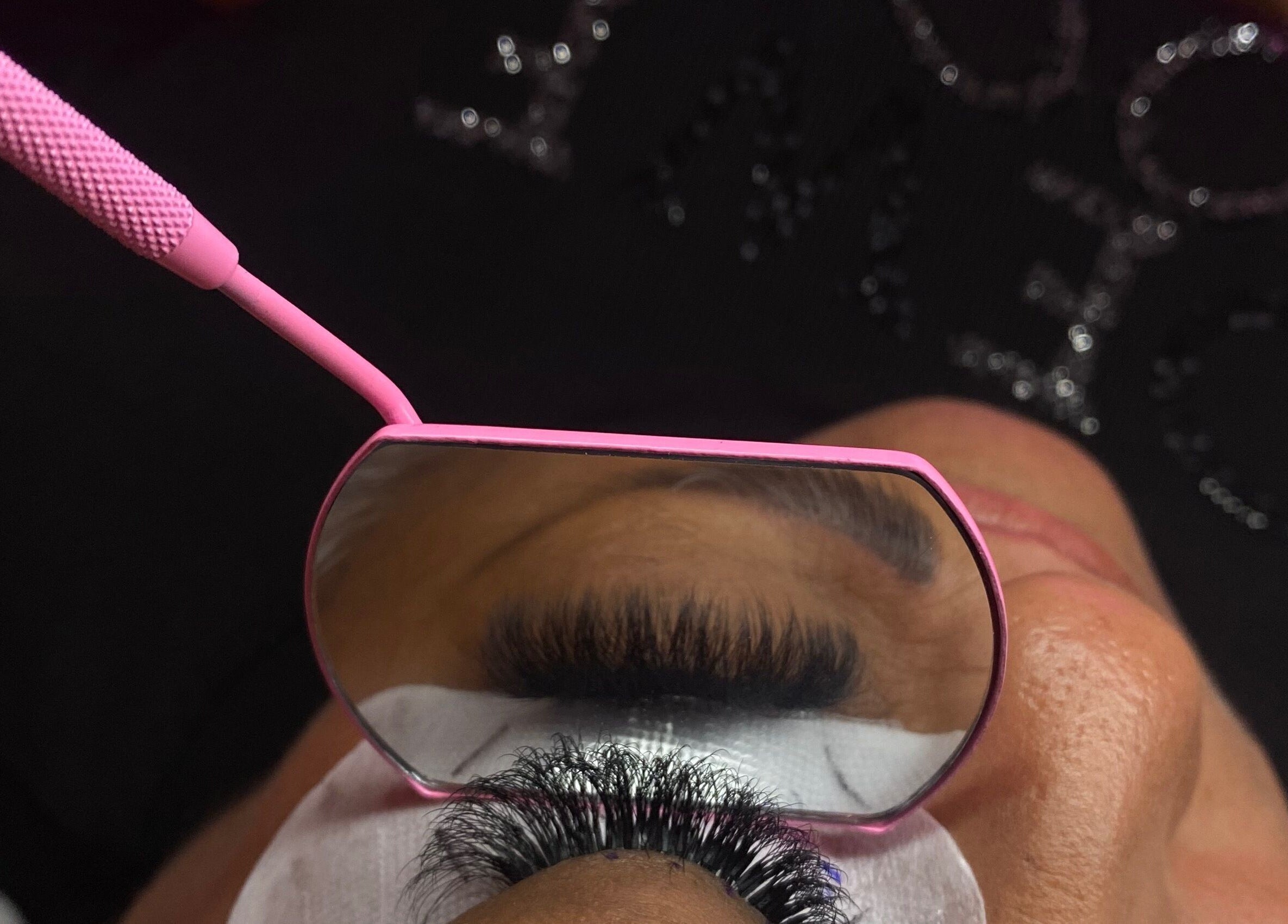 Extensiones de pestañas en Lashes by Sarahí Cortez, Colima, Colima, MX, vistas en espejo rosa.