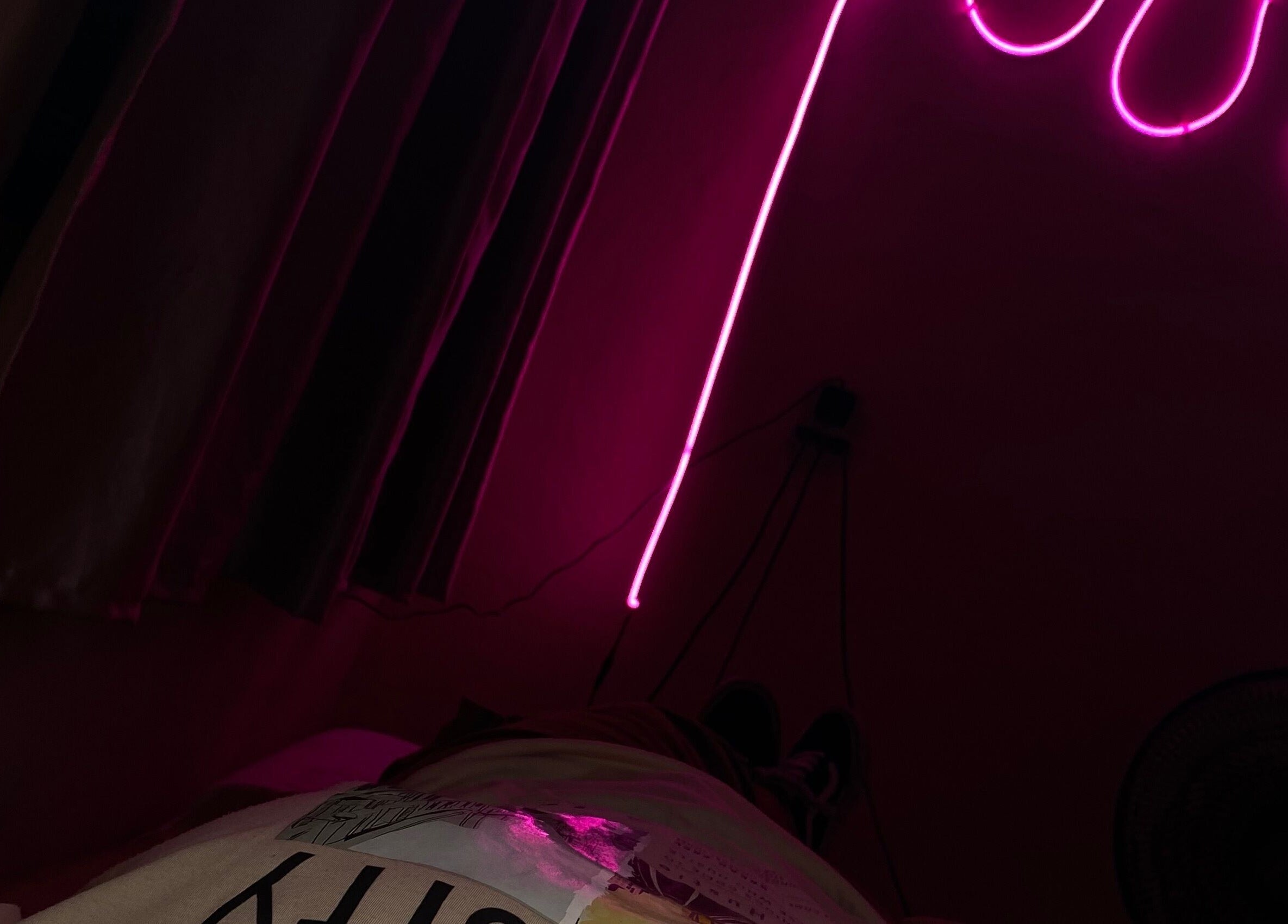 Ambiente relajante en Lashes by Sarahí Cortez, Colima, MX con luces de neón rosas.