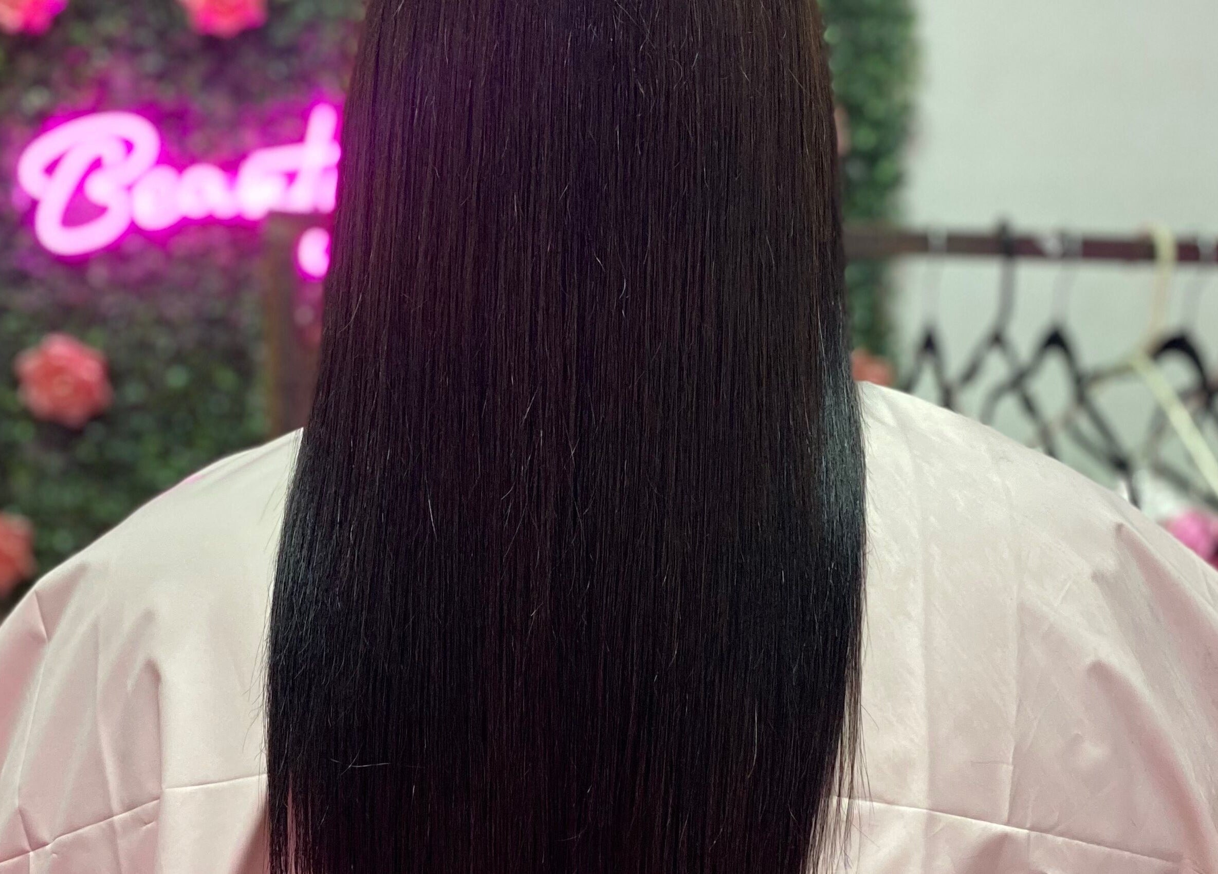 Cabello liso y brillante en Lashes by Sarahí Cortez, Colima, Colima, MX. Fondo floral decorativo.