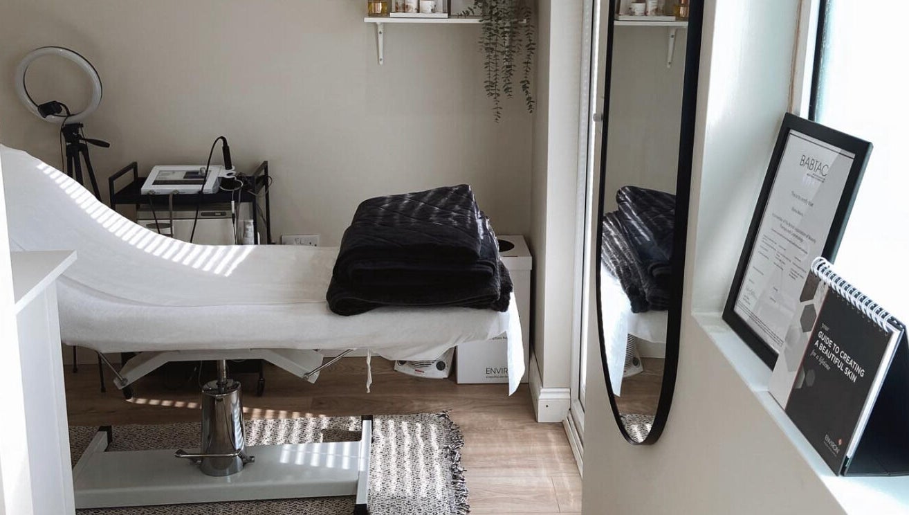 Relaxing treatment room at Bare Faced by Elle in Middlesbrough, England, GB featuring a cozy therapy bed.