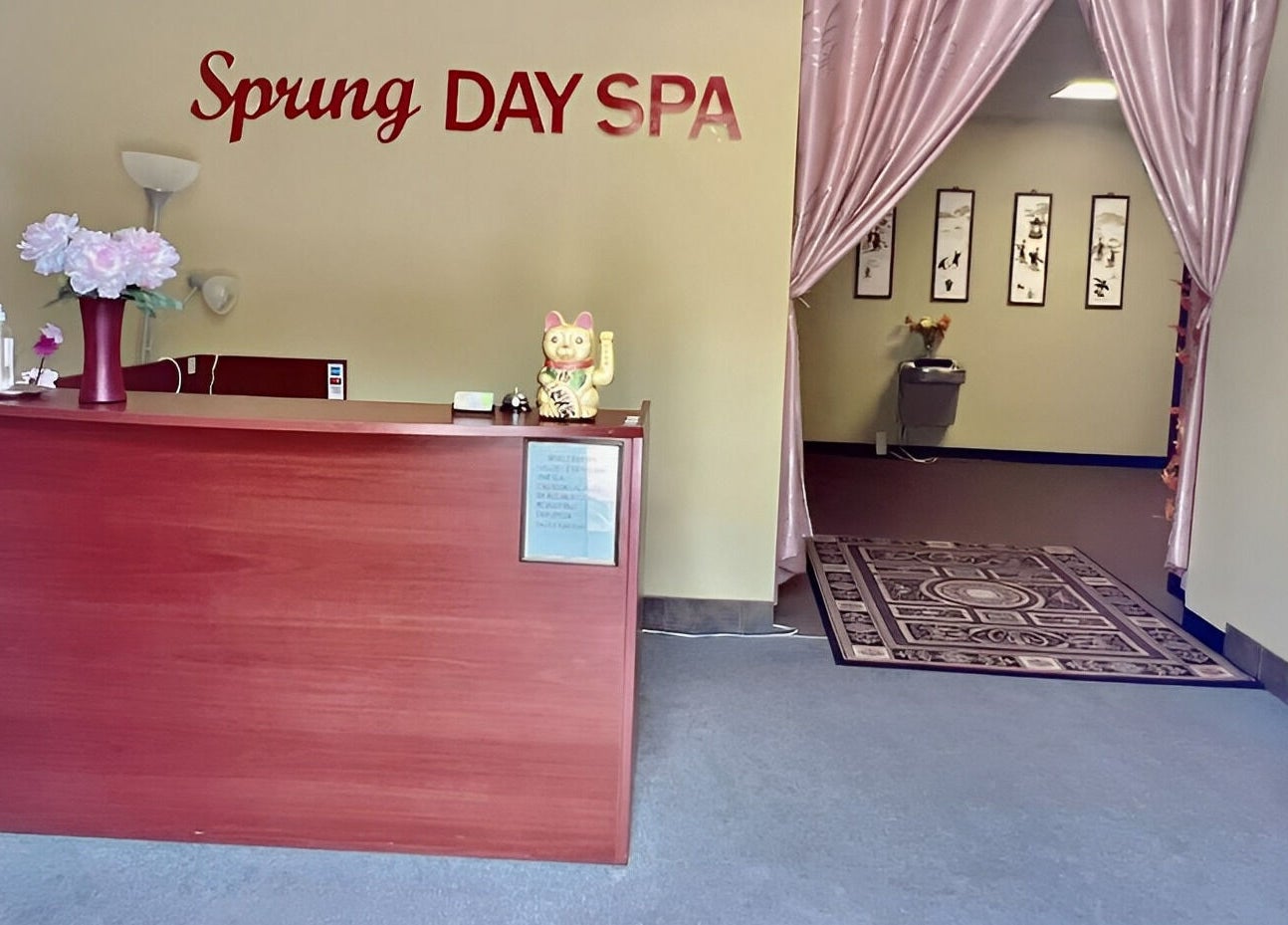 Elegant reception at Spring Sunny Spa, Chesapeake, Virginia, US with a warm and inviting ambiance.
