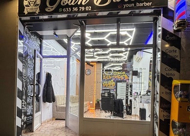 Entrada de YN.Barber en Cartagena, Región De Murcia, ES, con diseño moderno y luces atractivas.