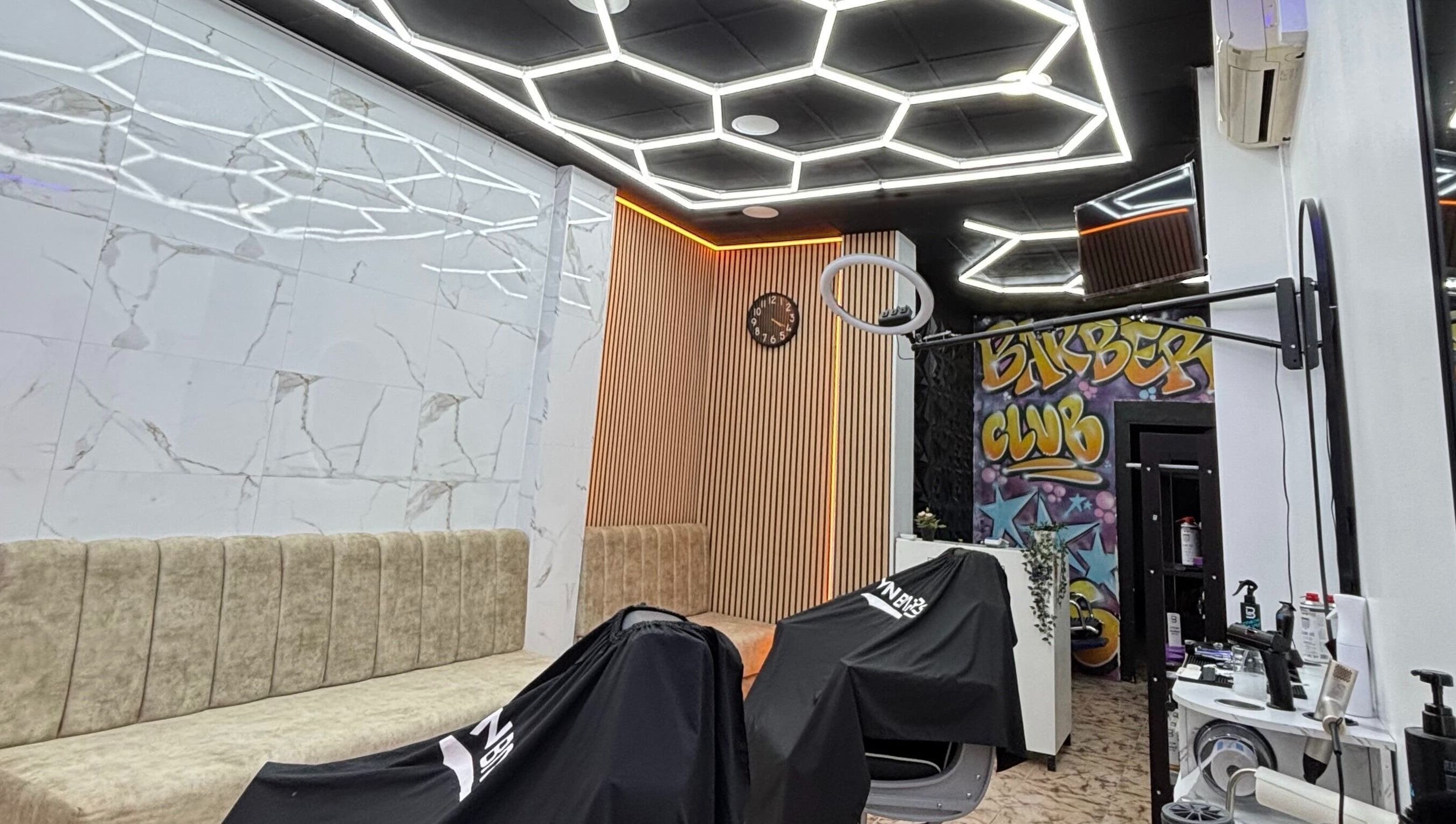 Interior moderno de YN.Barber en Cartagena, Región De Murcia, ES con diseño de techos y paredes llamativas.