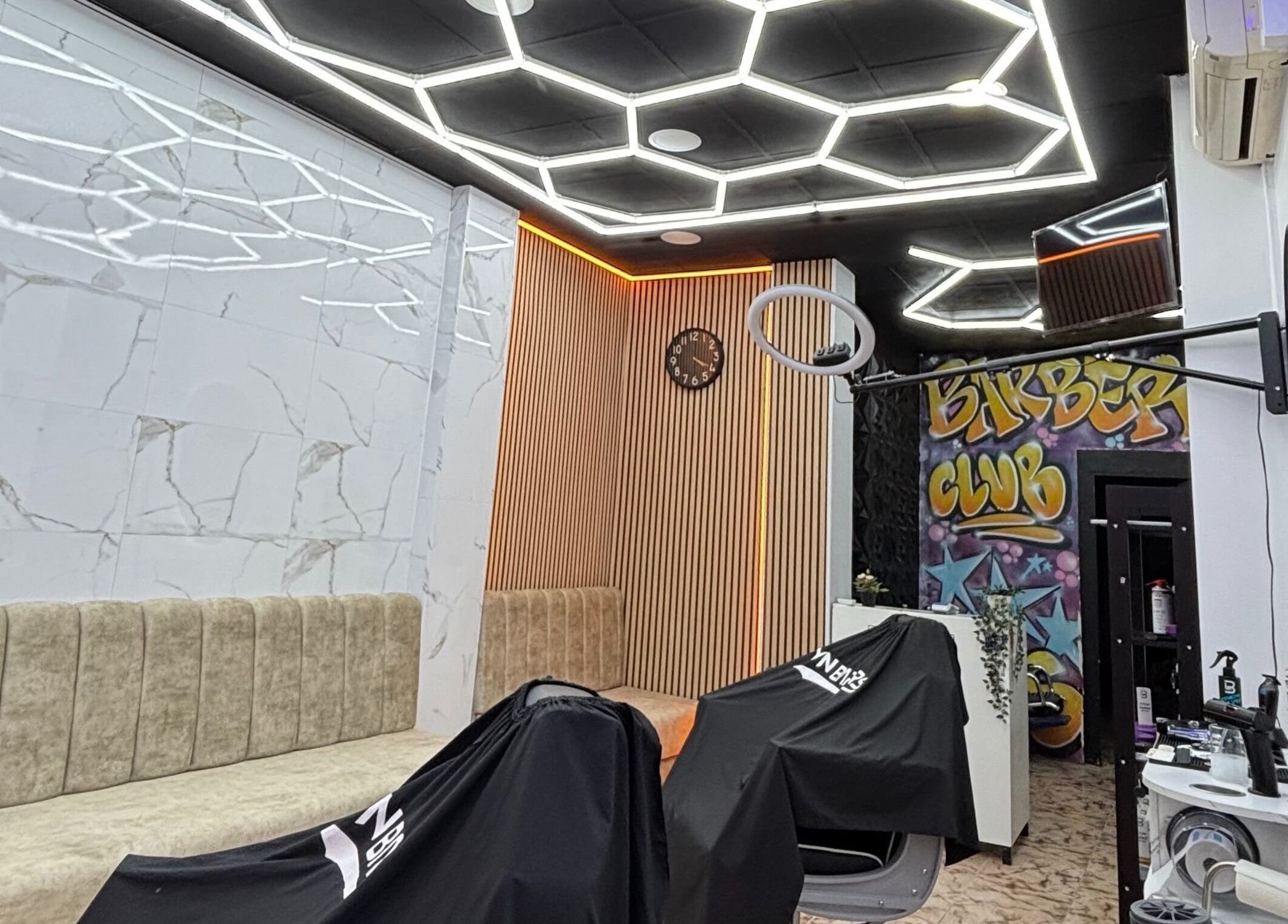 Interior moderno de YN.Barber en Cartagena, Región De Murcia, ES con diseño de techos y paredes llamativas.
