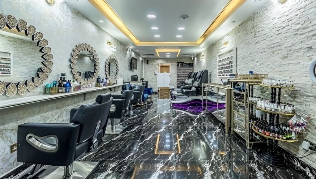 Elegant interior of Pink Pearl Beauty Salon, دبي, featuring stylish decor and high-end salon chairs.