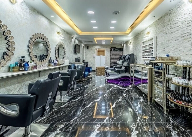 Elegant interior of Pink Pearl Beauty Salon, دبي, featuring stylish decor and high-end salon chairs.