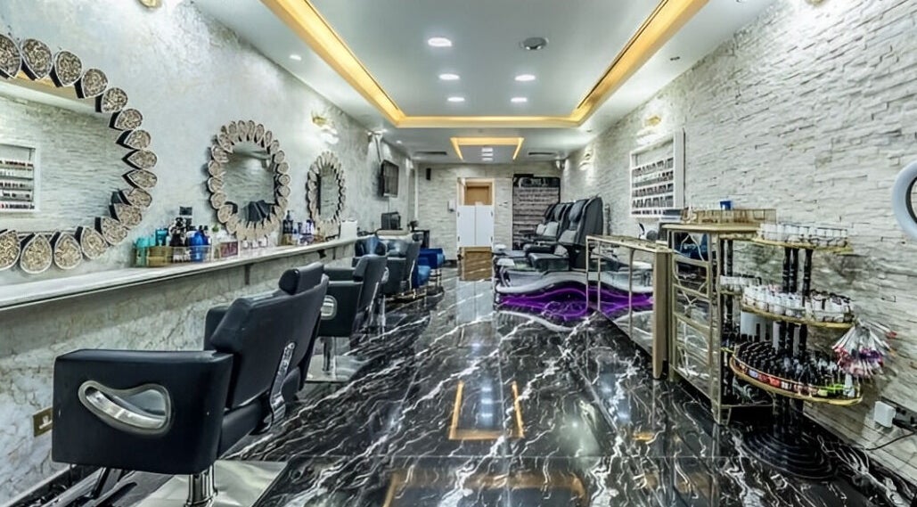 Elegant interior of Pink Pearl Beauty Salon, دبي, featuring stylish decor and high-end salon chairs.