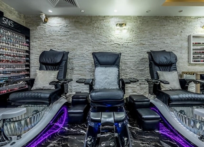 Elegant pedicure chairs at Pink Pearl Beauty Salon, دبي, دبي, AE, showcasing modern luxury and comfort.