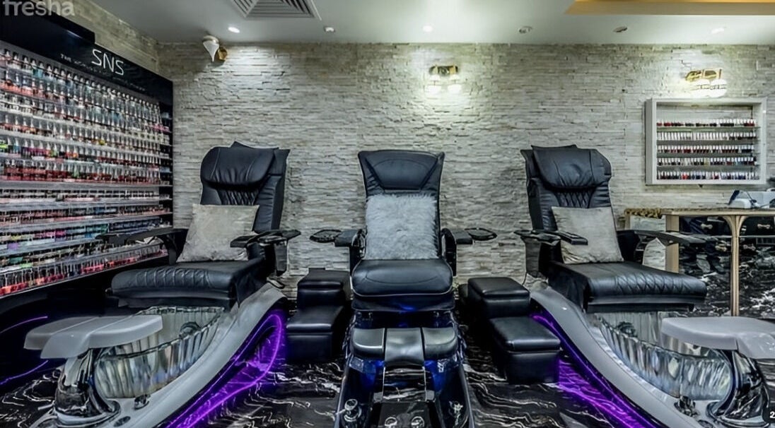 Elegant pedicure chairs at Pink Pearl Beauty Salon, دبي, دبي, AE, showcasing modern luxury and comfort.