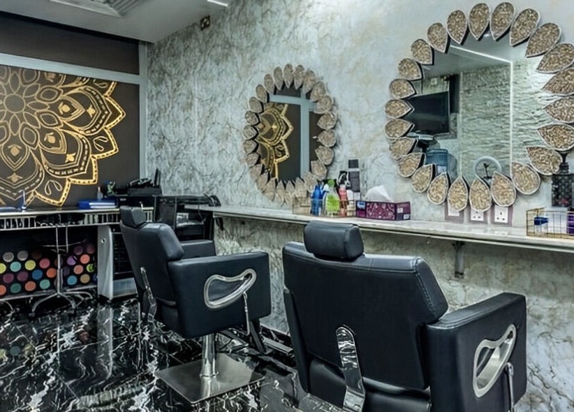 Elegant salon mirrors and chairs at Pink Pearl Beauty Salon, دبي, دبي, AE offering a chic ambiance.