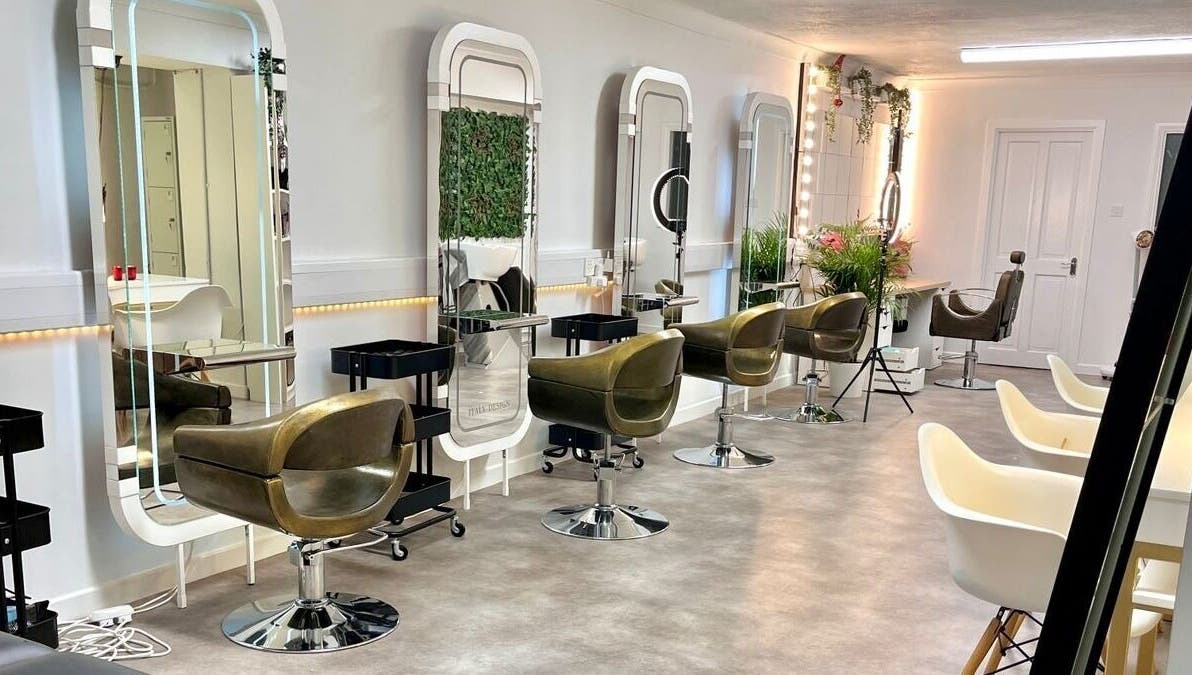 Interior moderno do Studio Zaina em Dublin, County Dublin, IE, com cadeiras elegantes e espelhos iluminados.