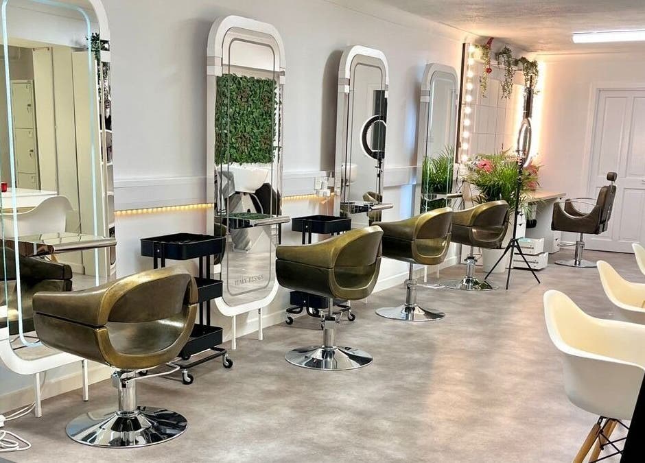 Interior moderno do Studio Zaina em Dublin, County Dublin, IE, com cadeiras elegantes e espelhos iluminados.