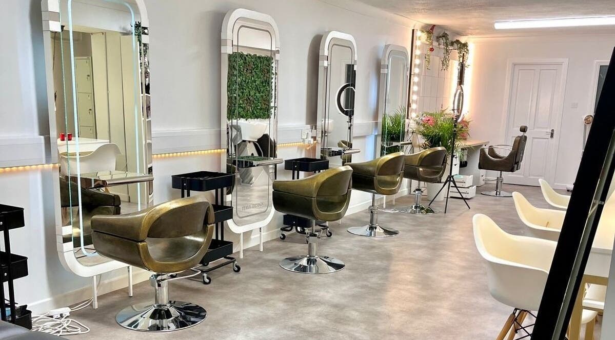 Interior moderno do Studio Zaina em Dublin, County Dublin, IE, com cadeiras elegantes e espelhos iluminados.