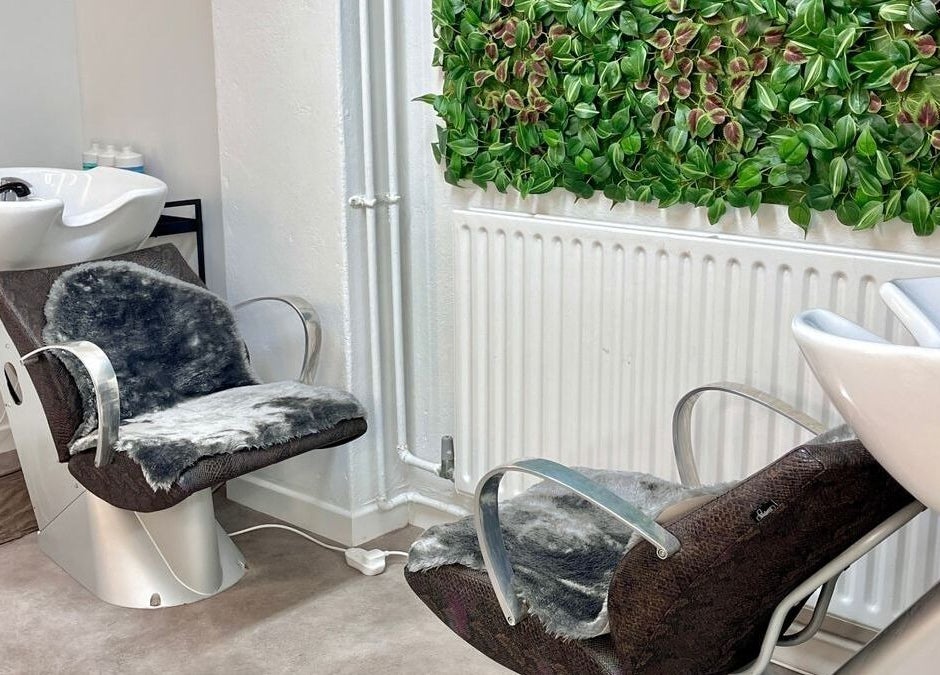 Cadeira de lavagem estilosa no Studio Zaina, Dublin, County Dublin, IE, com decoração de folhagem.