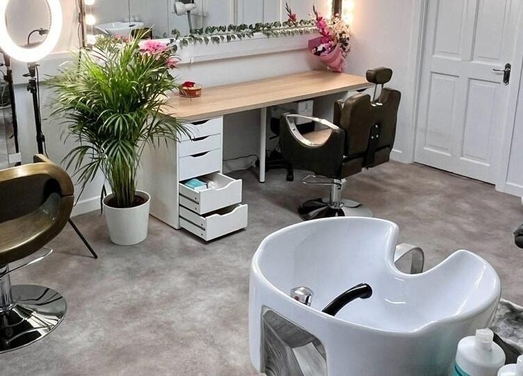 Interior moderno do Studio Zaina em Dublin, County Dublin, IE, com cadeira de beleza e pia elegante.