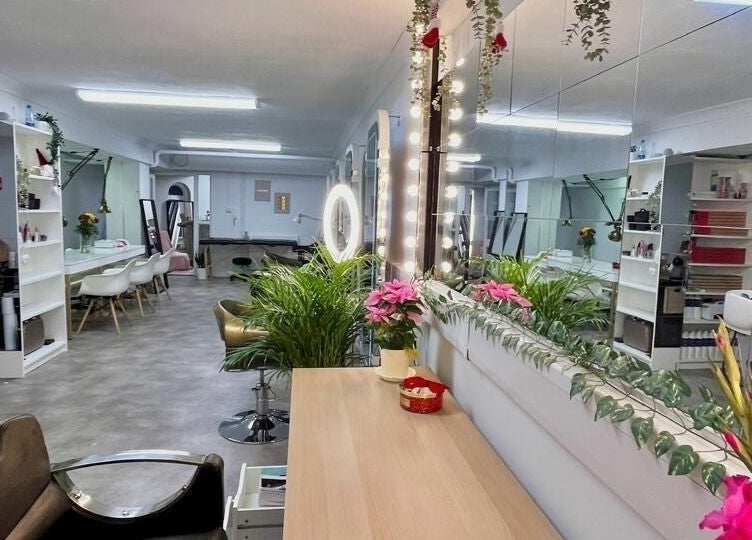 Interior iluminado do Studio Zaina, Dublin, County Dublin, IE, com mesas brancas e espelhos glamorosos.