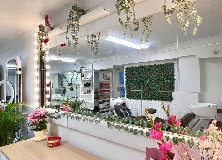 Interior elegante do Studio Zaina com espelhos e plantas, em Dublin, County Dublin, IE.