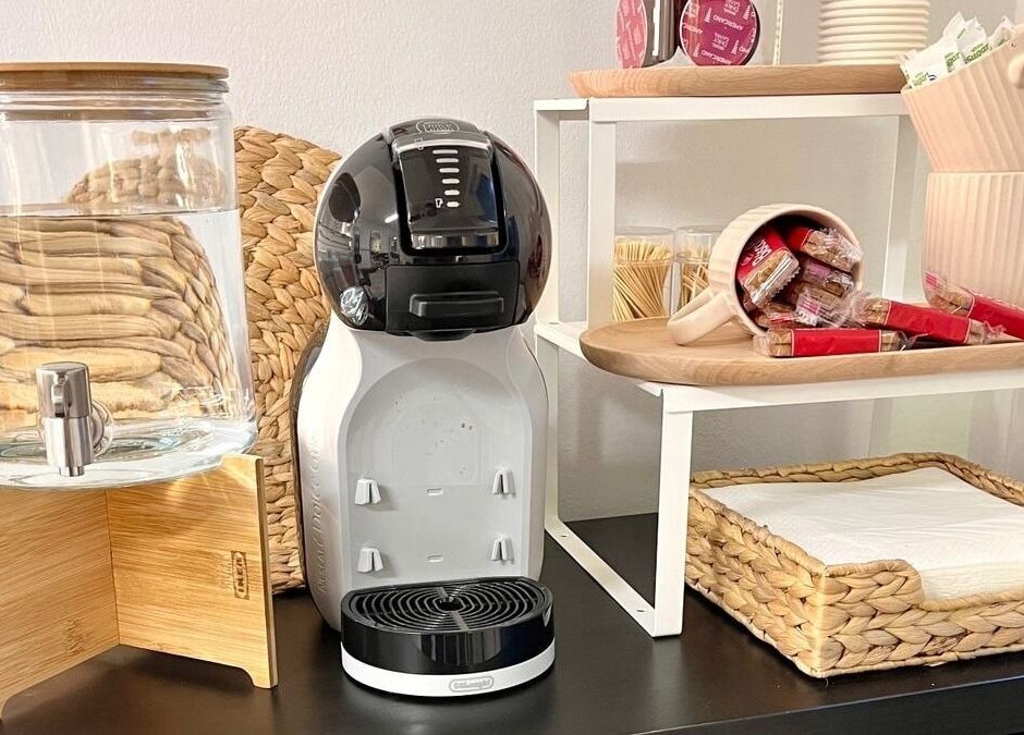 Máquina de café e copos em Studio Zaina, Dublin, County Dublin, IE. Ambiente acolhedor e sofisticado.