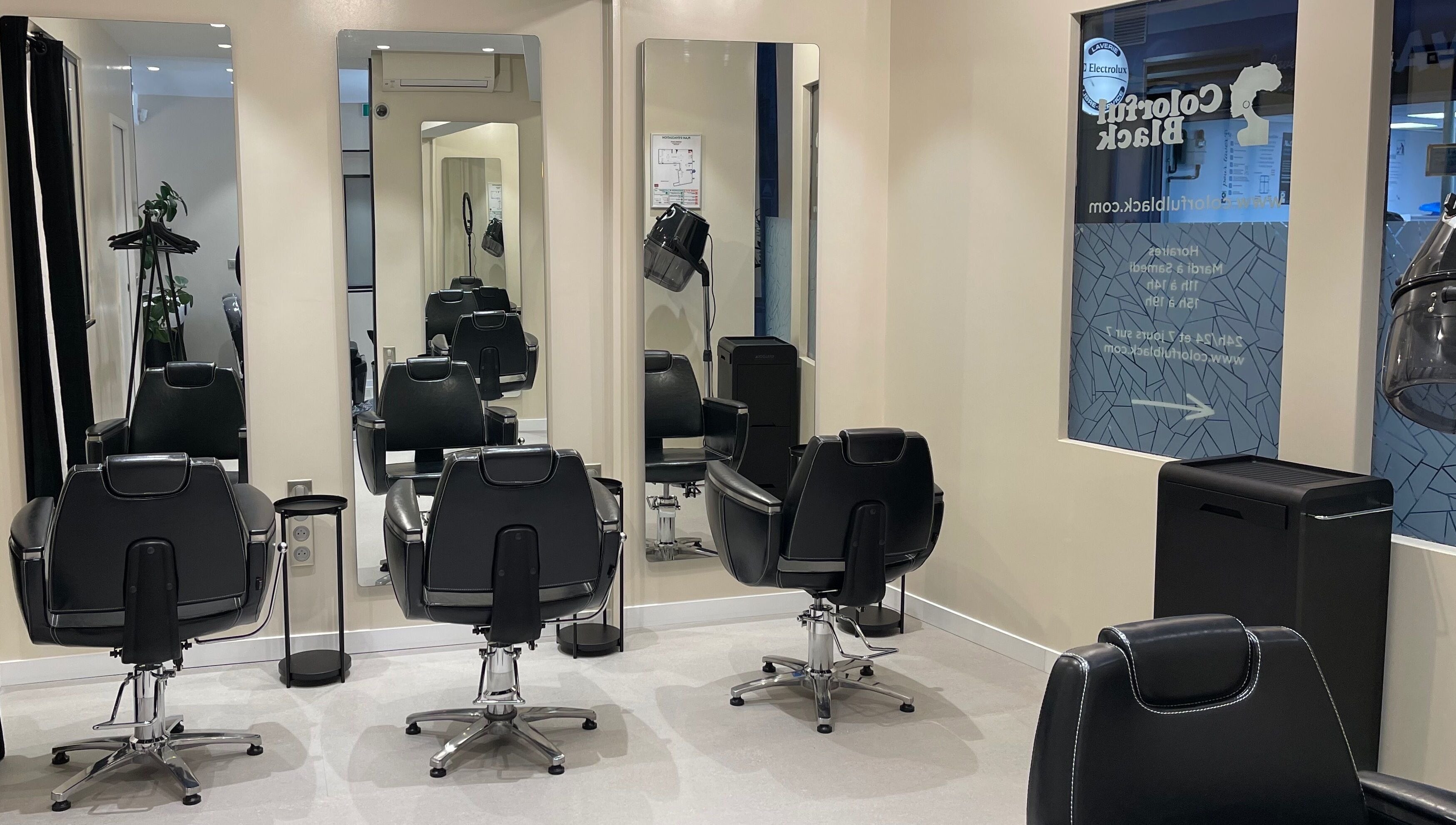 Intérieur élégant du salon Colorful Black à Paris, Île-de-France, FR avec miroirs et fauteuils noirs.