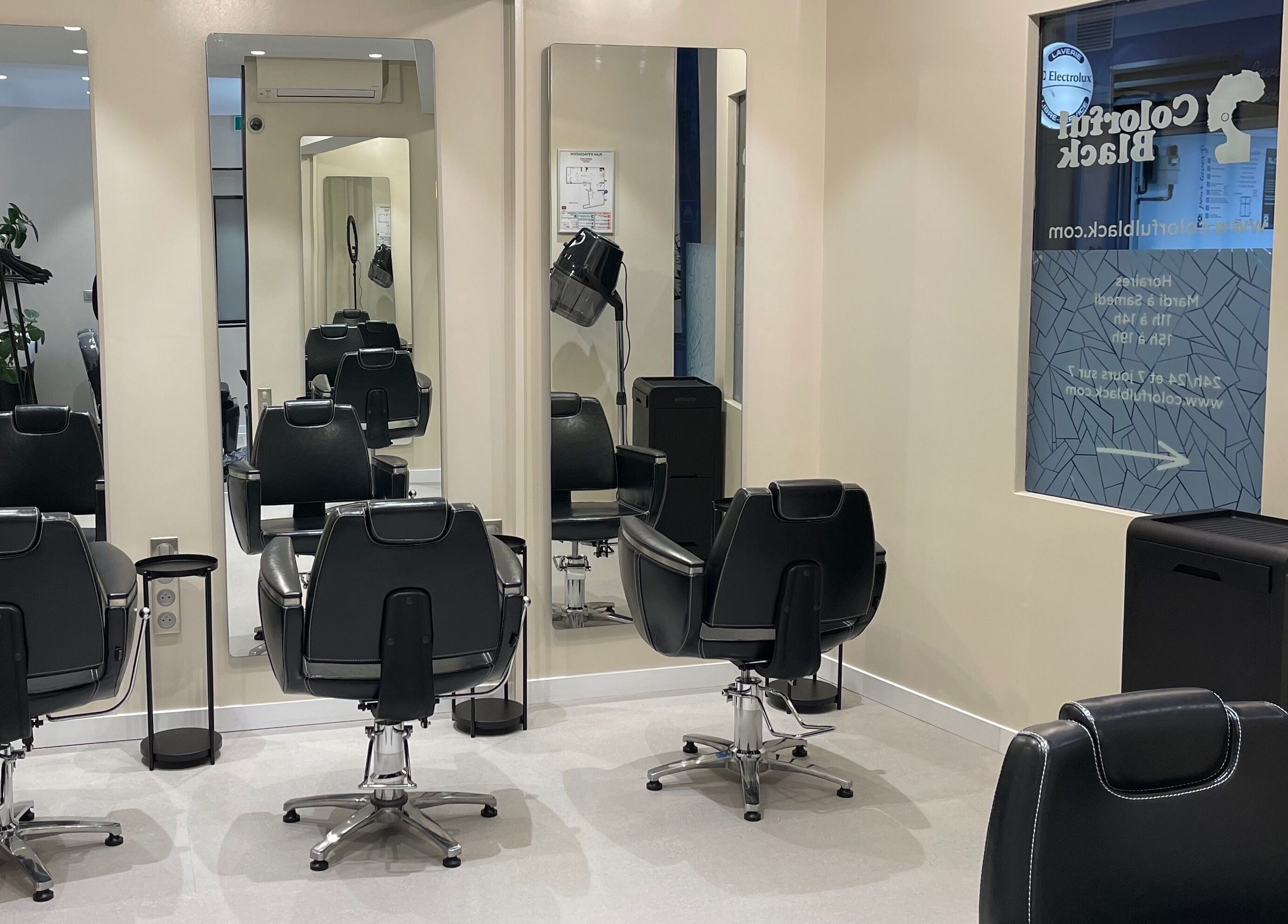 Intérieur élégant du salon Colorful Black à Paris, Île-de-France, FR avec miroirs et fauteuils noirs.