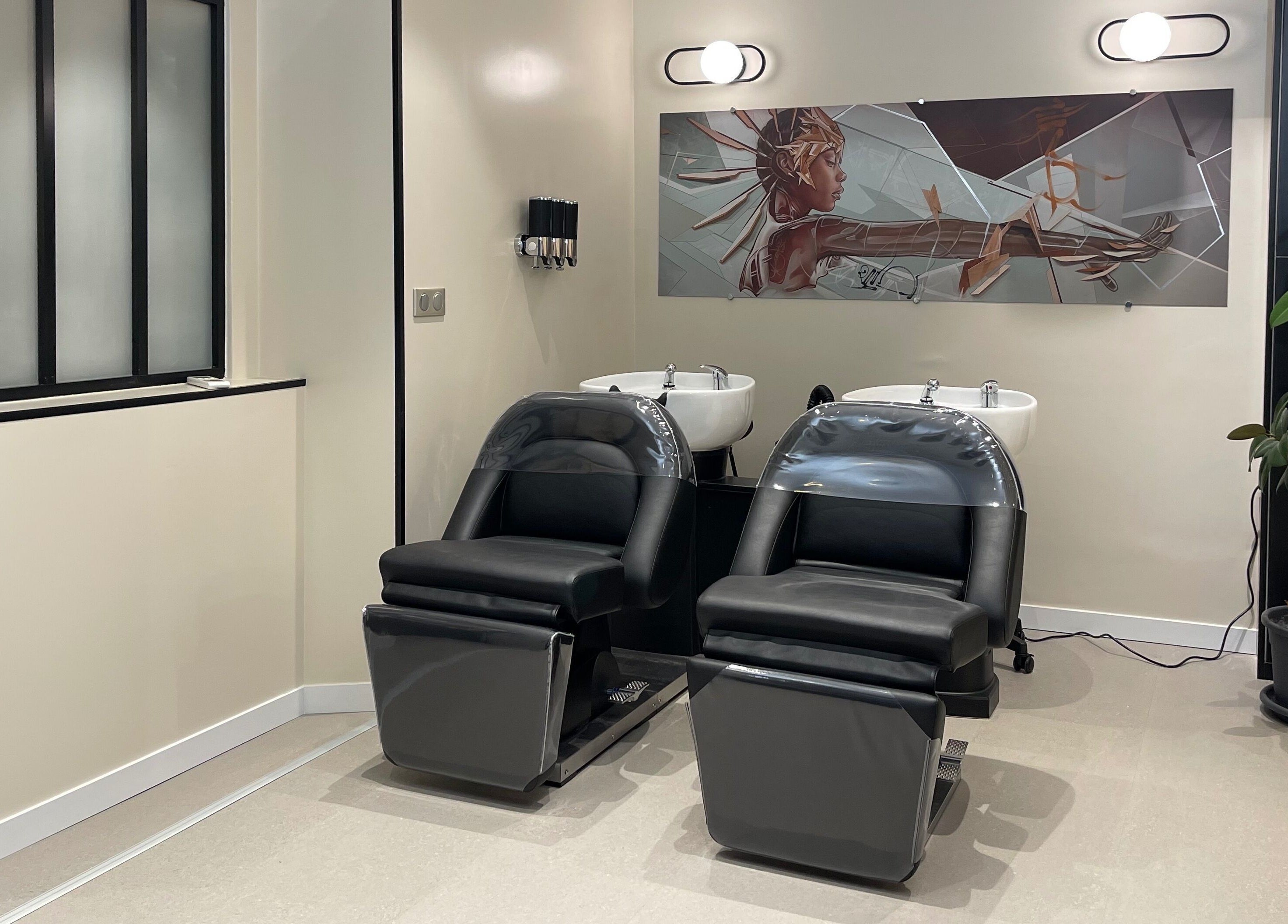 Coin shampoing moderne à Colorful Black, Paris, Île-de-France, FR avec fauteuils noirs et décor artistique.