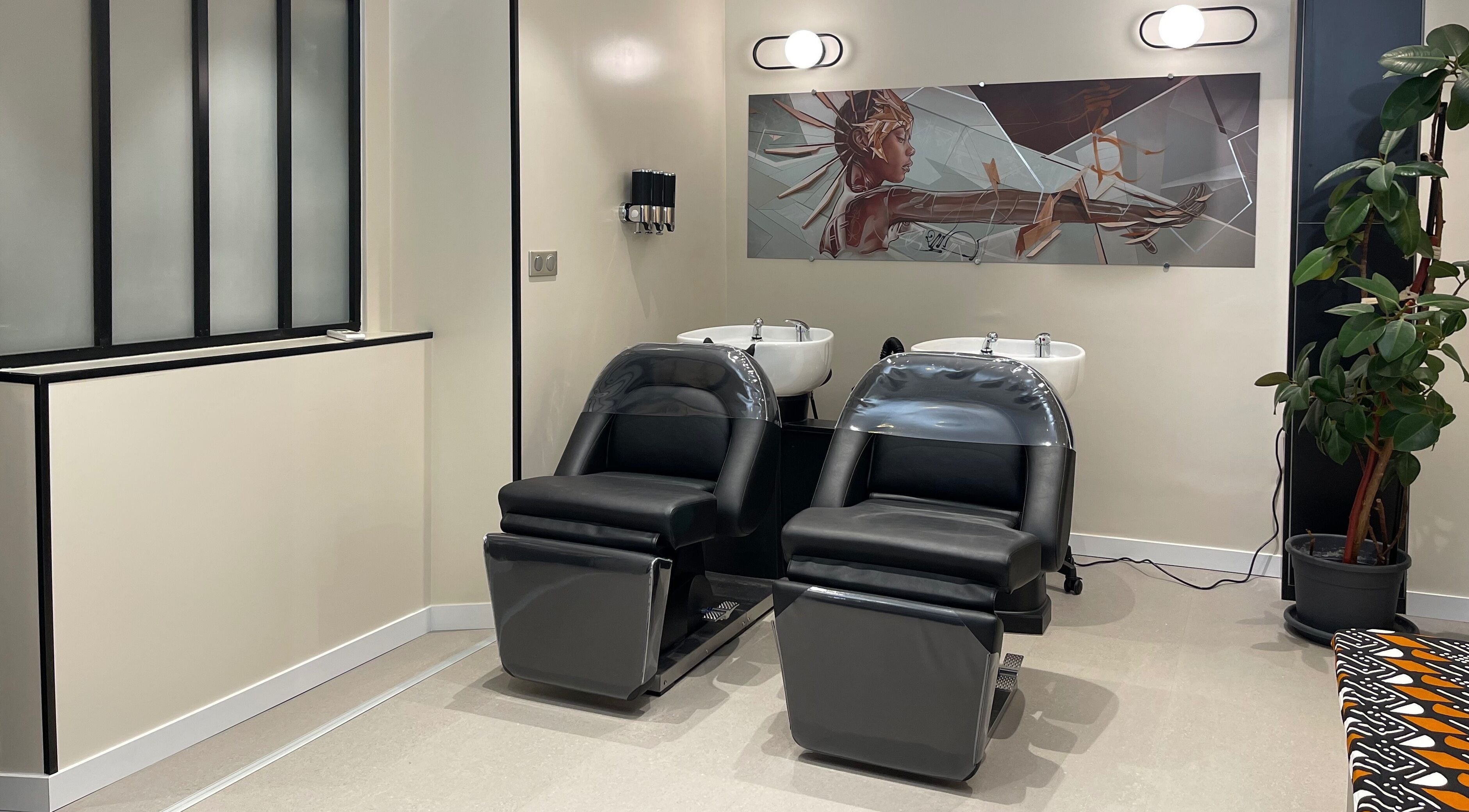 Coin shampoing moderne à Colorful Black, Paris, Île-de-France, FR avec fauteuils noirs et décor artistique.