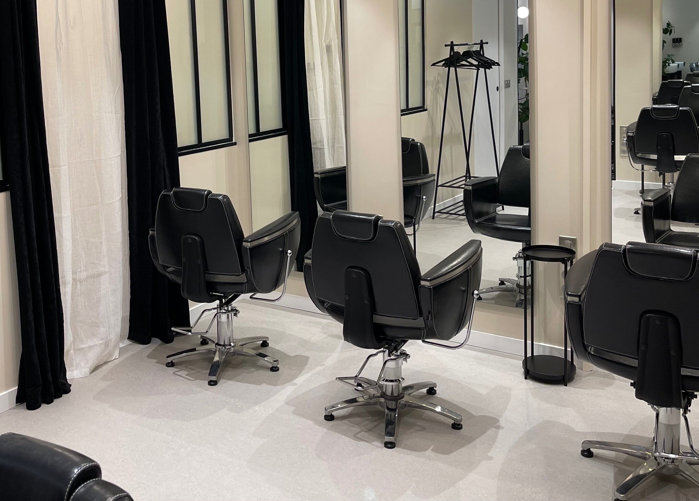 Chaises élégantes chez Colorful Black, Paris, Île-de-France, FR avec décor reflet moderne.