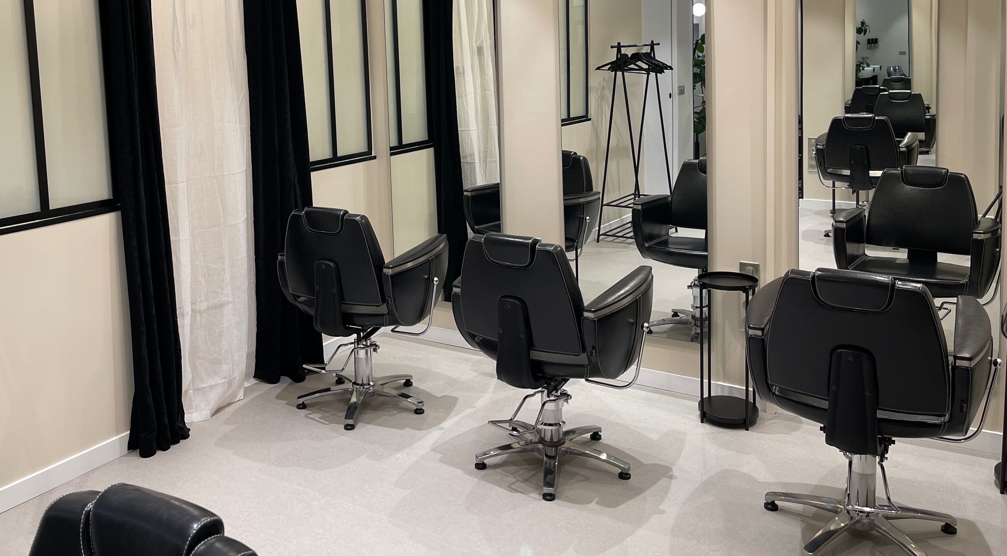 Chaises élégantes chez Colorful Black, Paris, Île-de-France, FR avec décor reflet moderne.