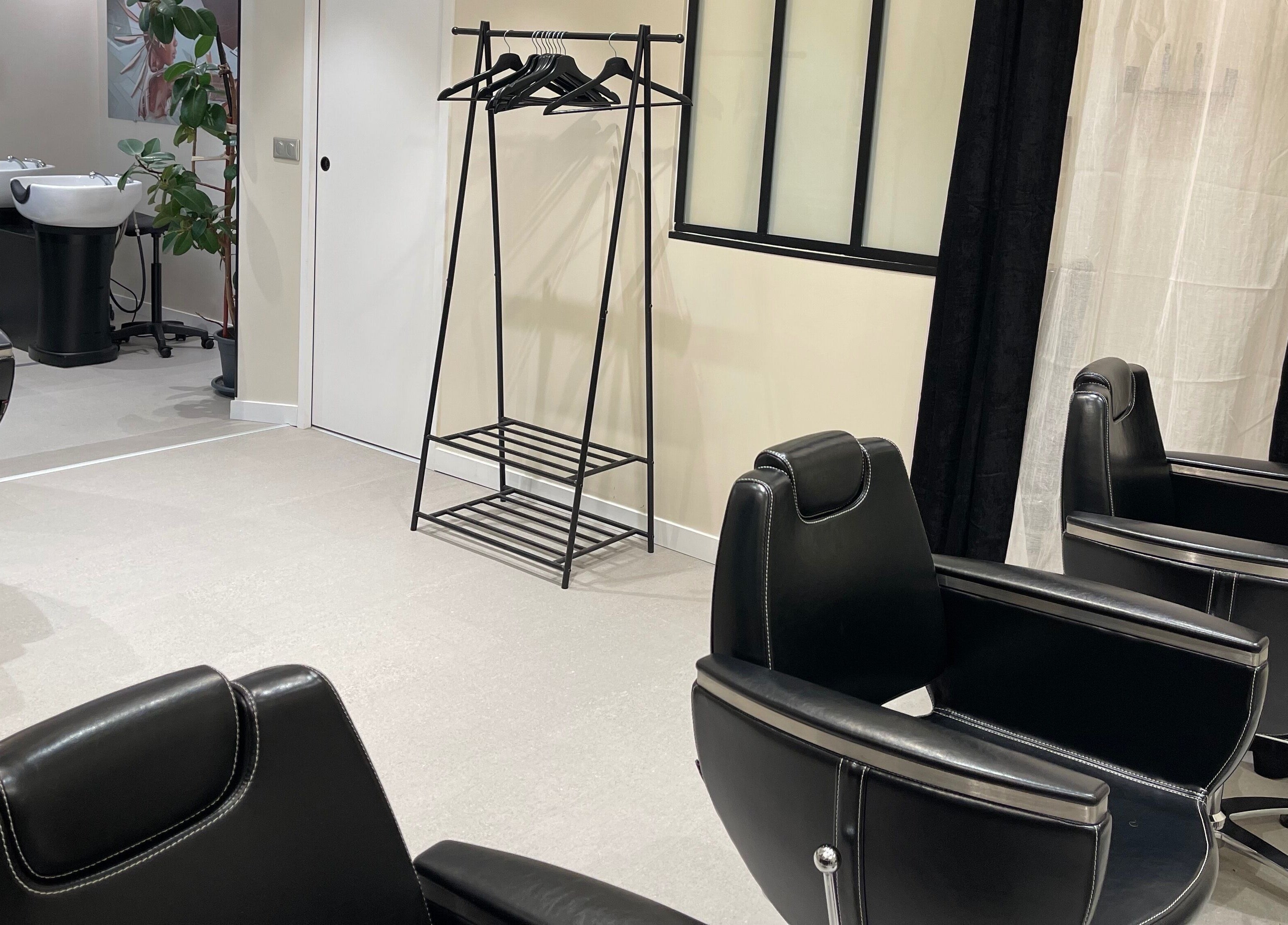 Intérieur moderne du salon Colorful Black à Paris, Île-de-france, FR, avec fauteuils noirs luxueux.