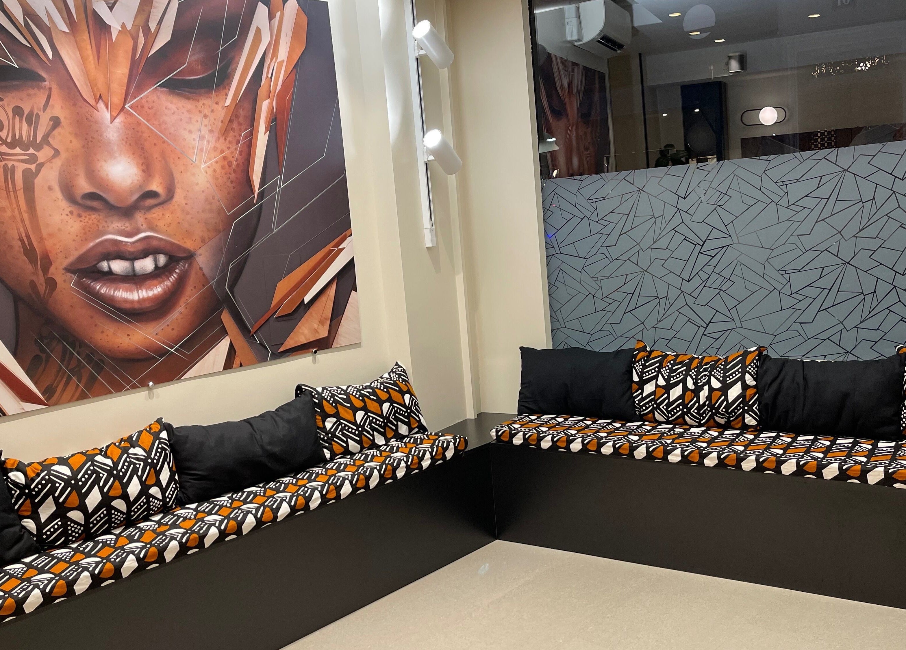 Intérieur élégant de Colorful Black, Paris, Île-de-france, FR, avec une décoration murale unique.