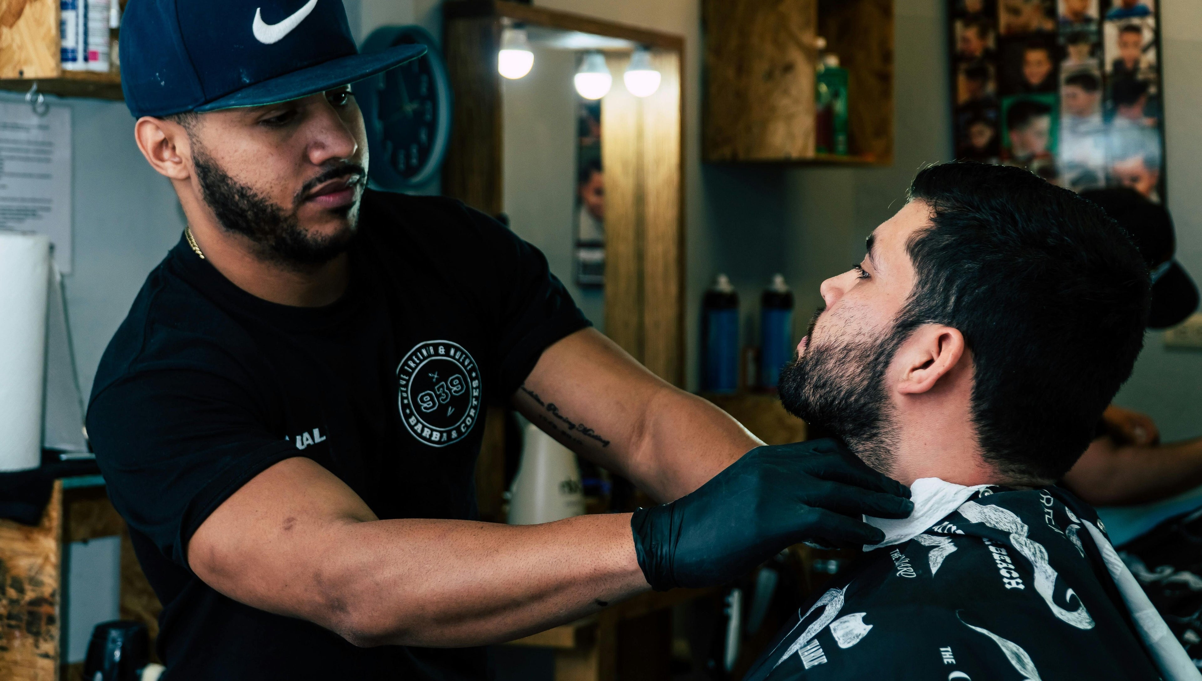 حلاق يعمل في Fresha The Barber، الرياض، منطقة الرياض، السعودية، يقدم تصفيف للذقن باحترافية.