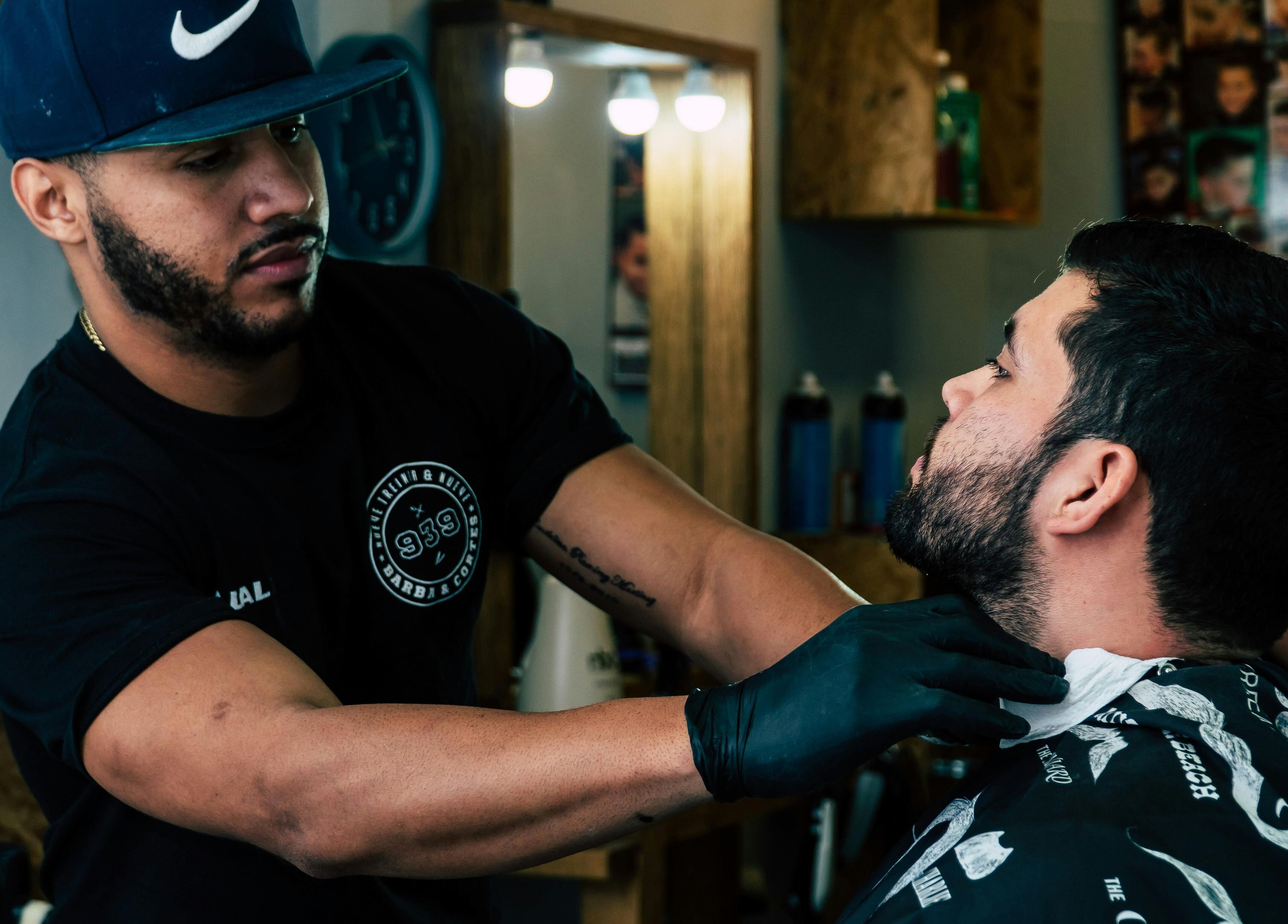 حلاق يعمل في Fresha The Barber، الرياض، منطقة الرياض، السعودية، يقدم تصفيف للذقن باحترافية.