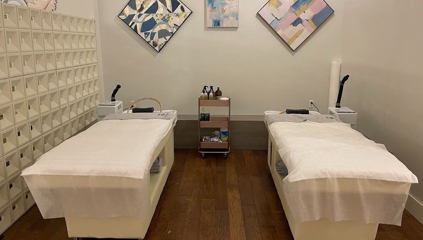 Supa Kawaii Head & Face Bar, Independence, Missouri US, featuring two treatment beds in a calming room.