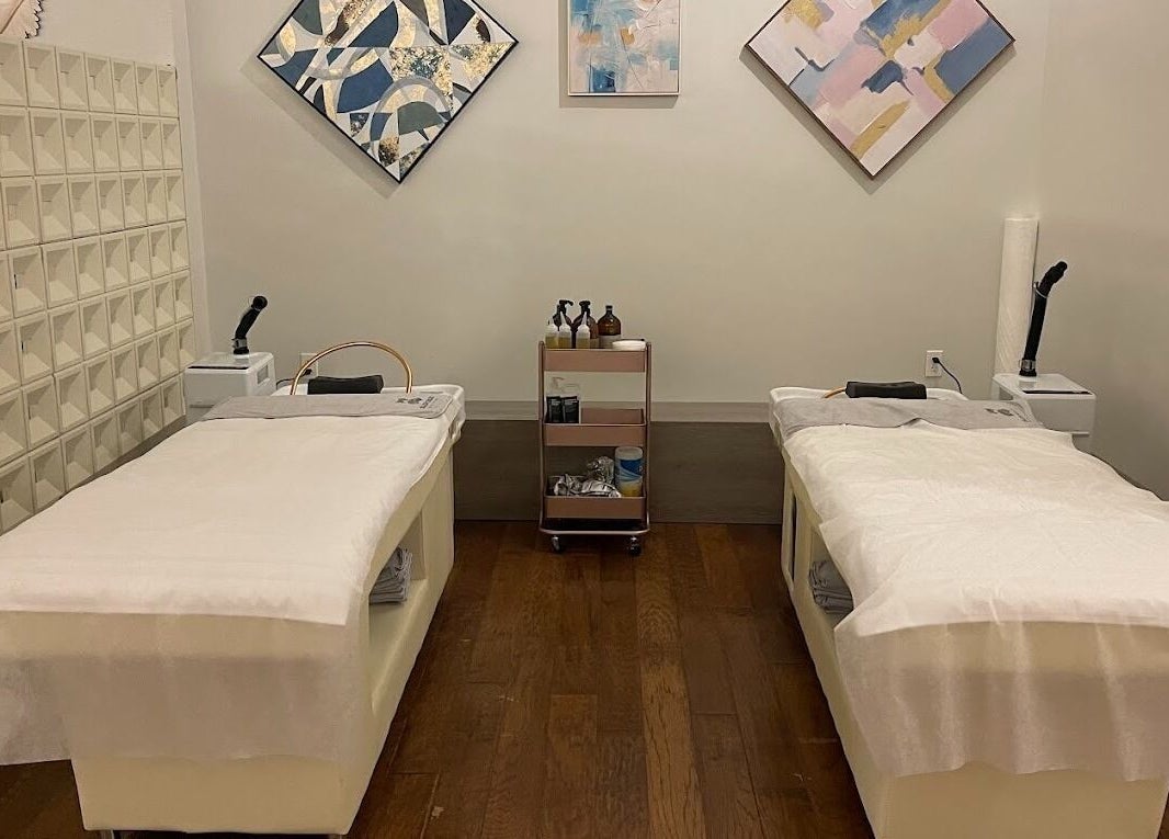 Supa Kawaii Head & Face Bar, Independence, Missouri US, featuring two treatment beds in a calming room.