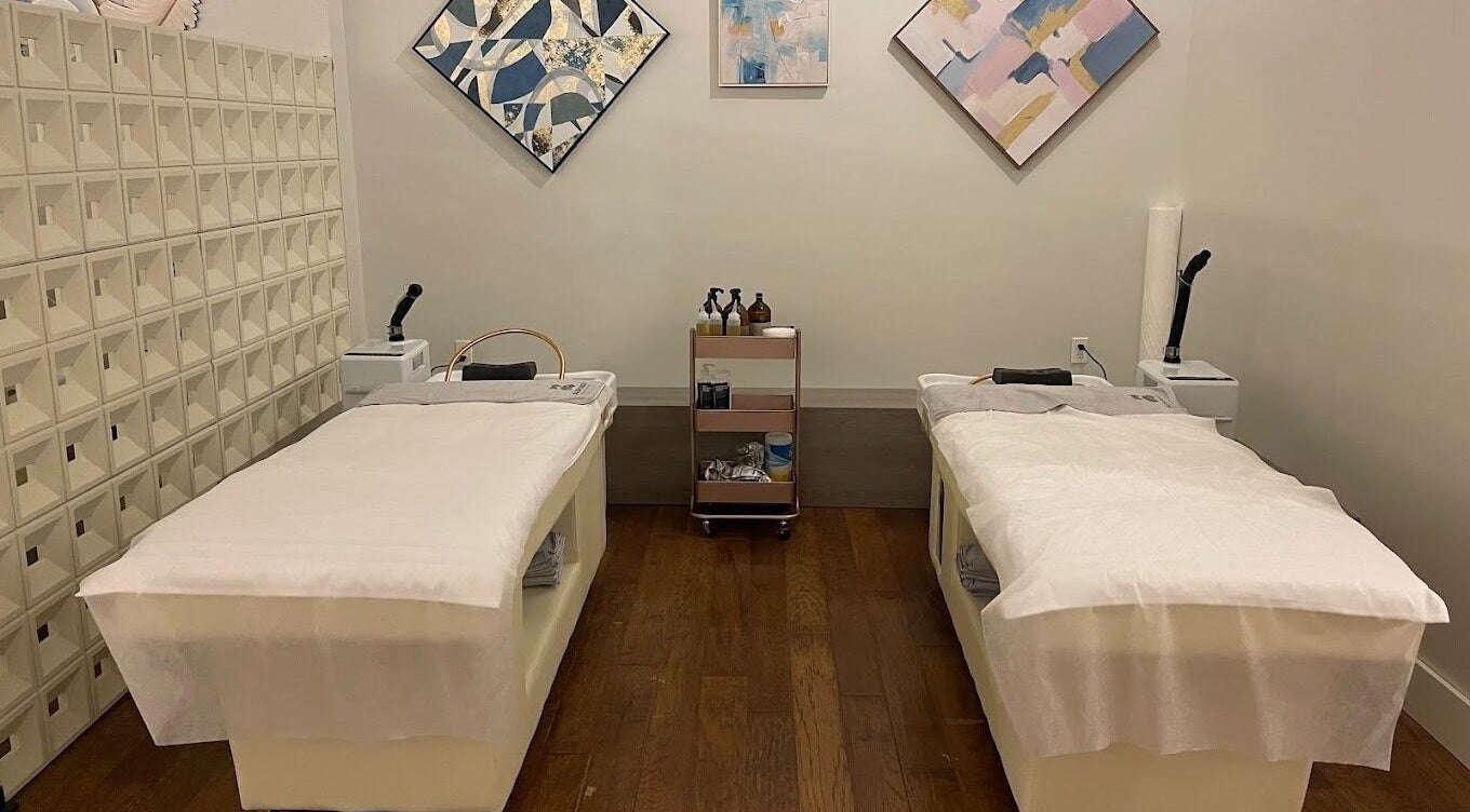 Supa Kawaii Head & Face Bar, Independence, Missouri US, featuring two treatment beds in a calming room.