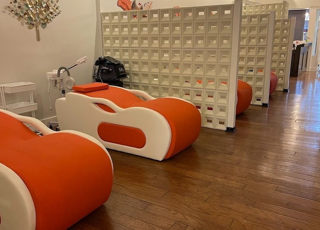 Relaxing lounge chairs at Supa Kawaii Head & Face Bar in Independence, Missouri, US offering serene ambiance.