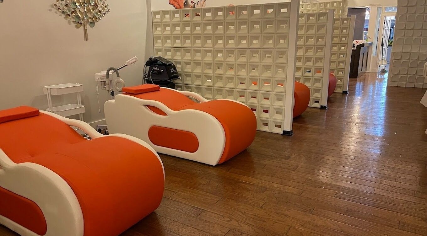 Relaxing lounge chairs at Supa Kawaii Head & Face Bar in Independence, Missouri, US offering serene ambiance.