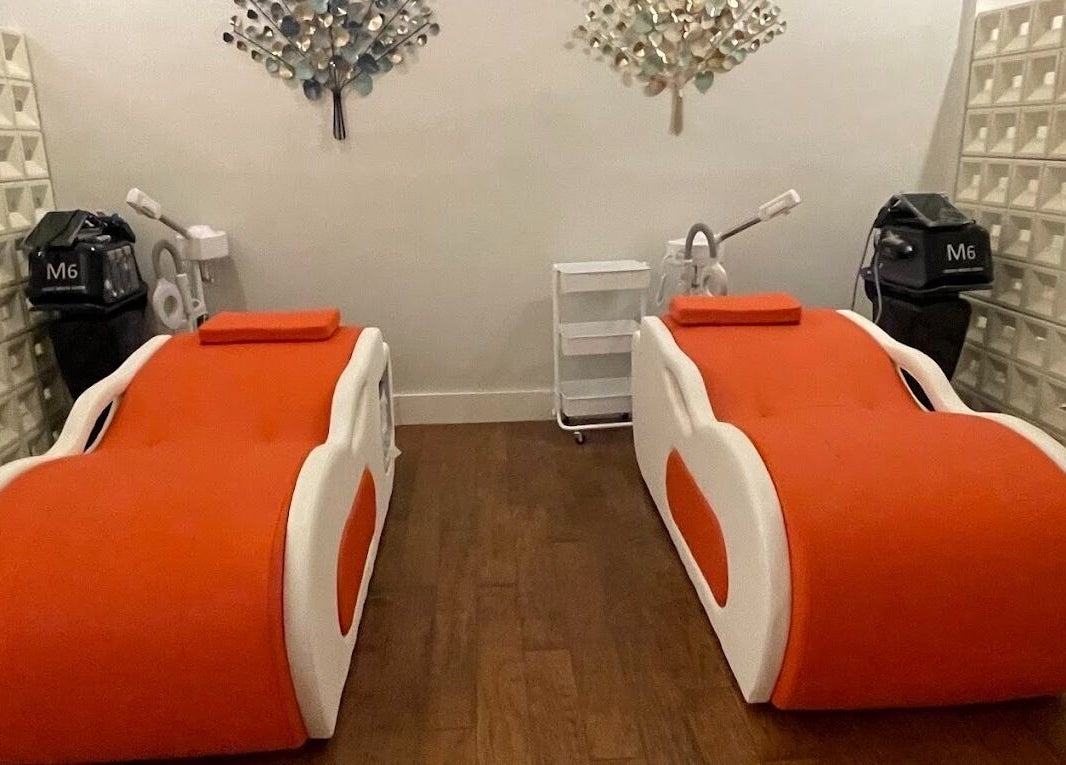 Luxurious orange lounge chairs at Supa Kawaii Head & Face Bar, Independence, Missouri, US for relaxation.