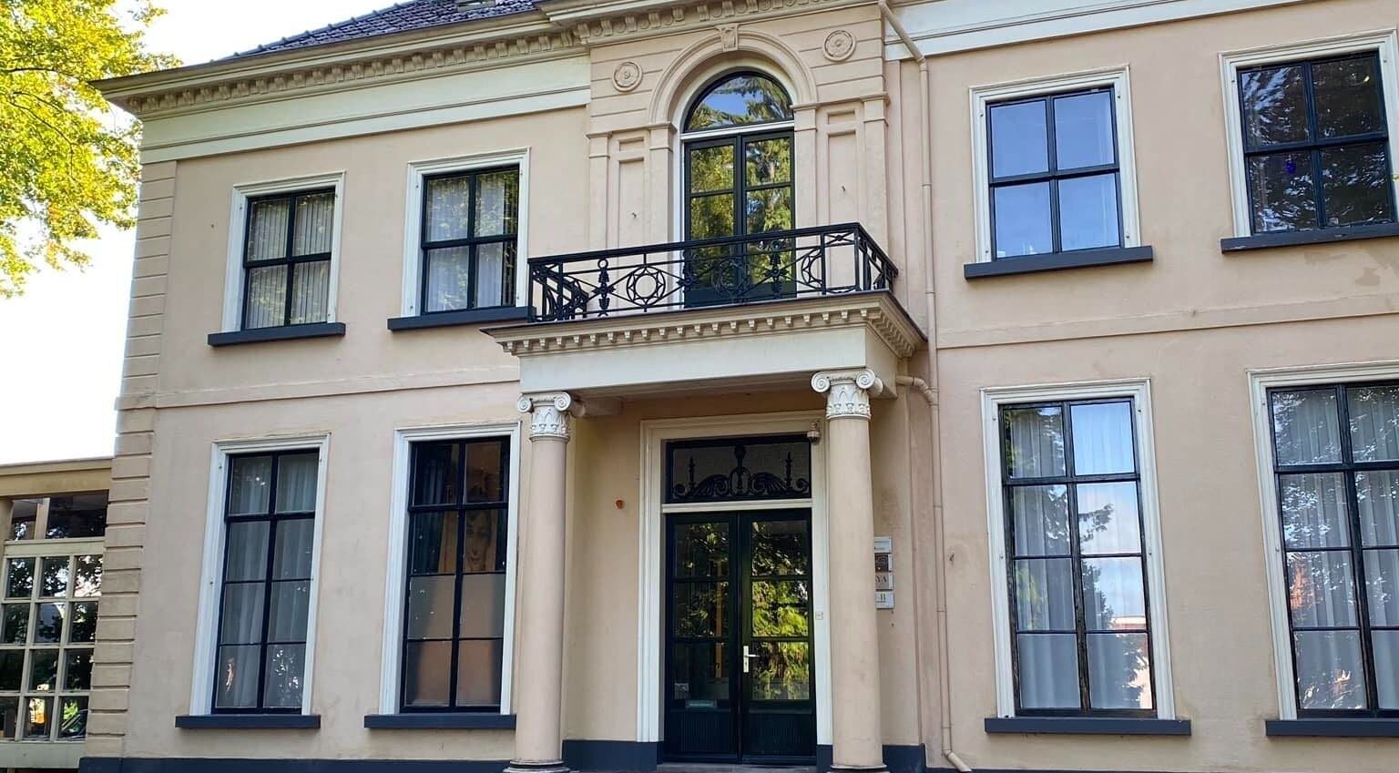 Elegante gevel van RS Pedicure & Manicure in Drachten, Friesland, NL met klassieke architectuur.