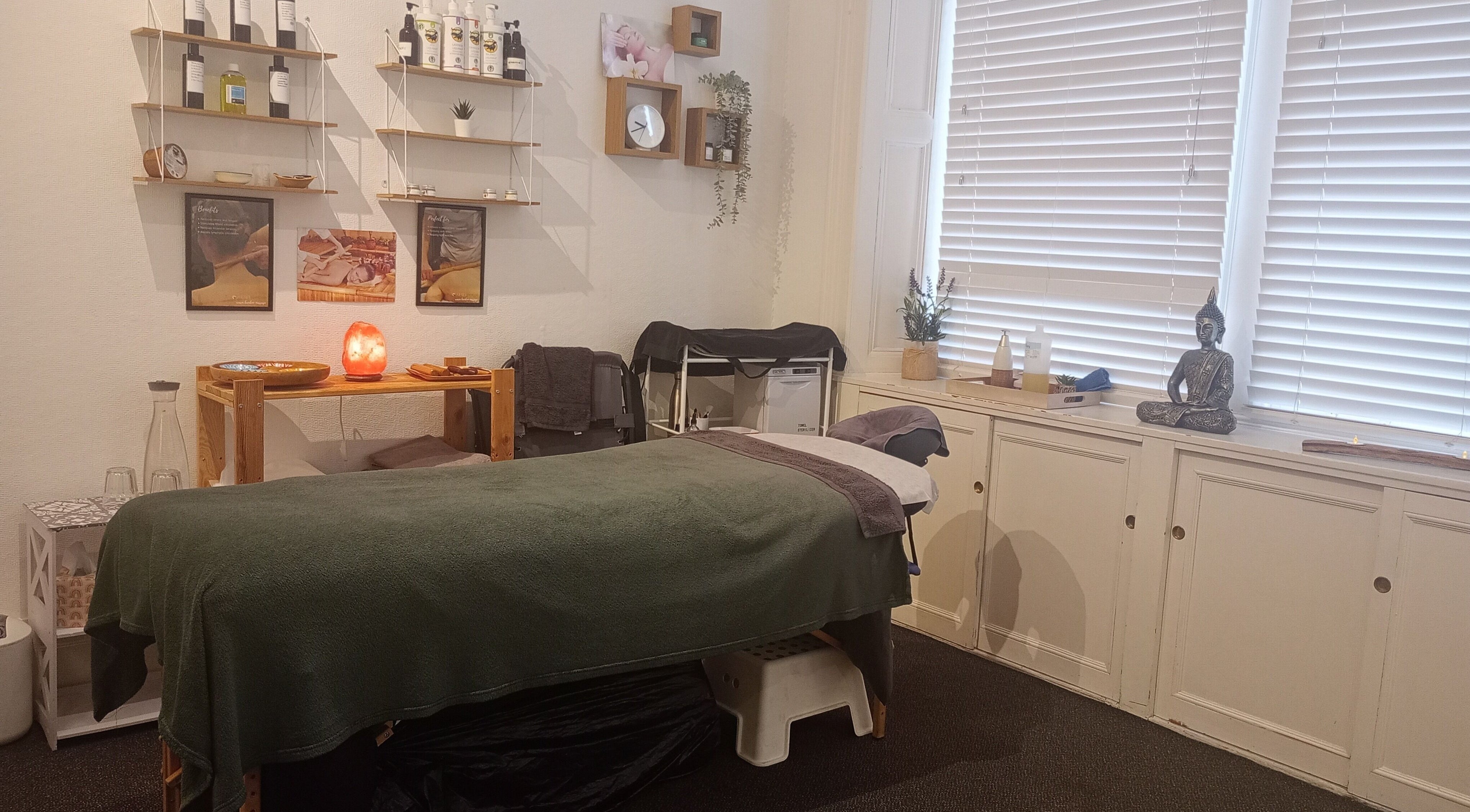 Relaxing massage therapy room at Massage Clinik in Edinburgh, Scotland, GB with a cozy ambiance.