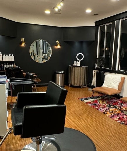 Boheme ( Inside Belles and Whistles Hair Studio) imagem 2