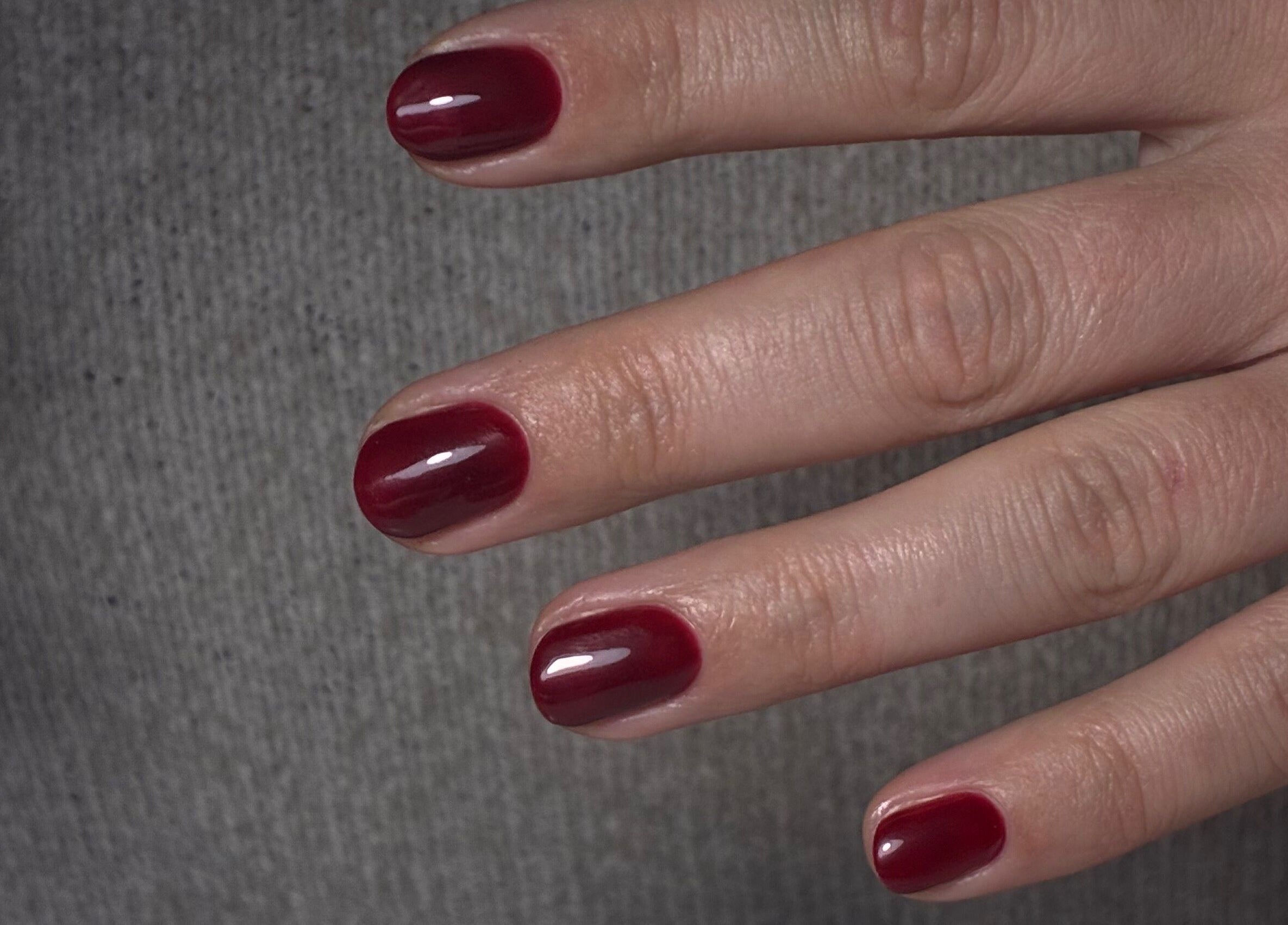 Pose de vernis rouge élégante chez Melslli Beauty Salon à Pia, Occitanie, FR.