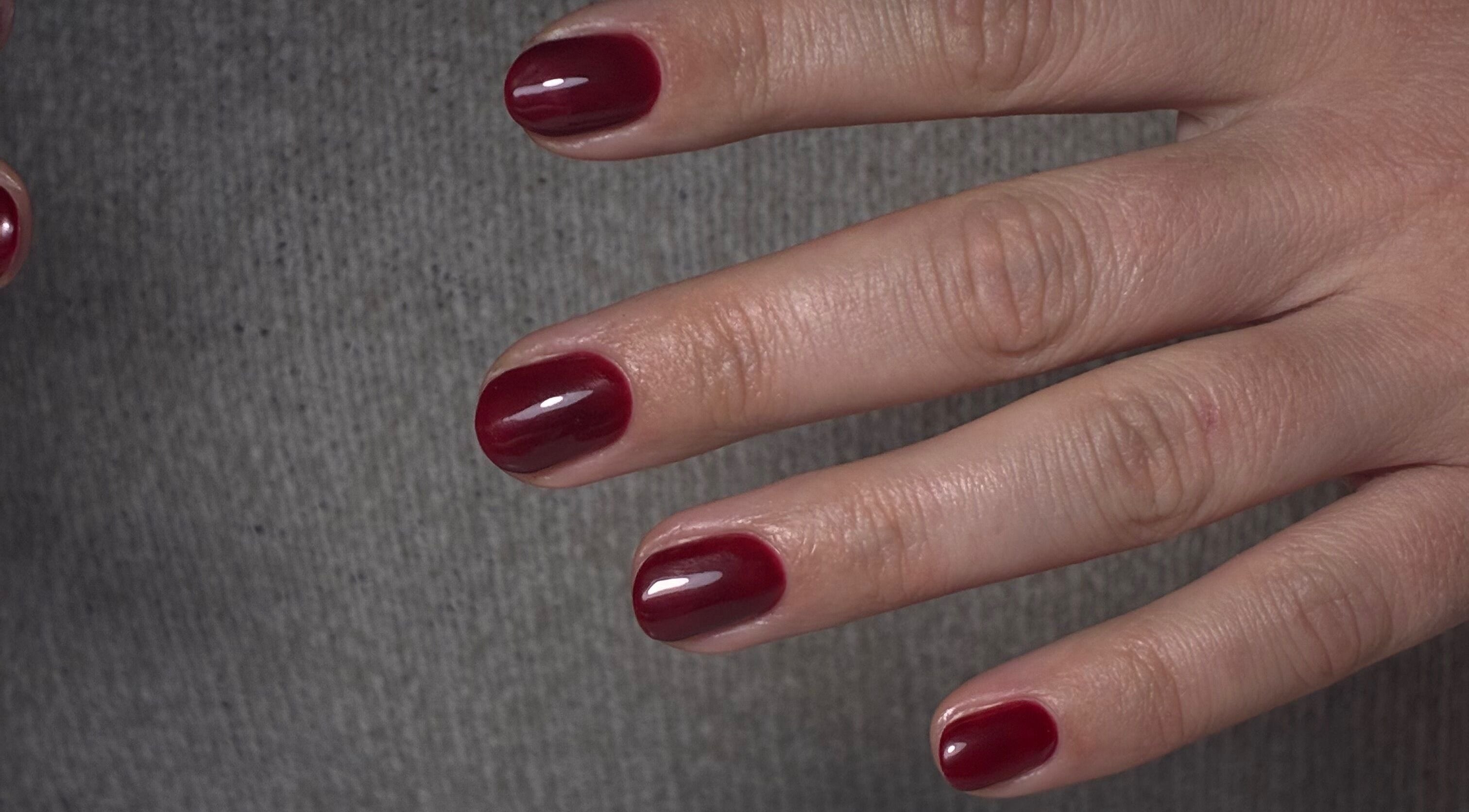 Pose de vernis rouge élégante chez Melslli Beauty Salon à Pia, Occitanie, FR.