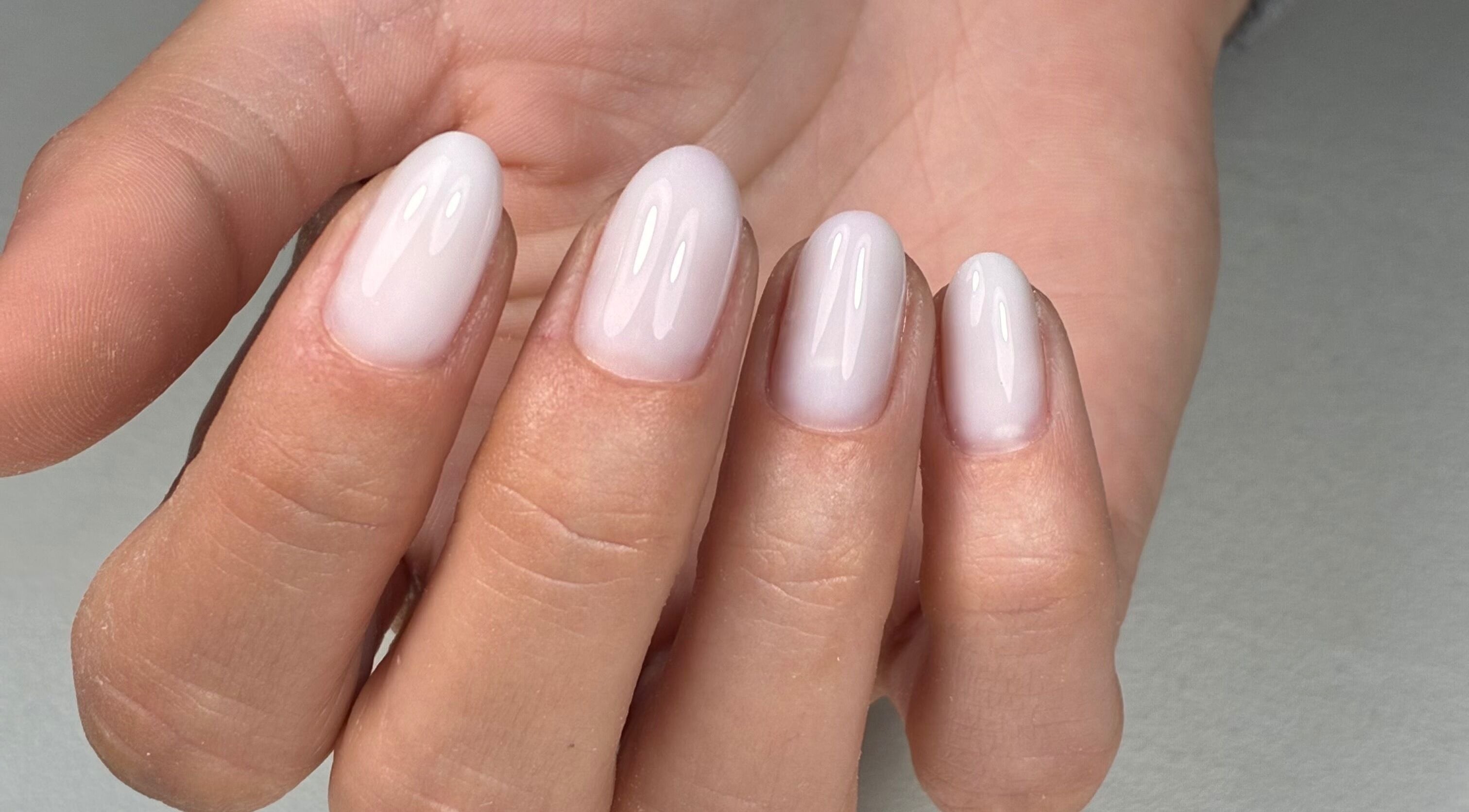 Manucure élégante chez Melslli Beauty Salon, Perpignan, Occitanie, FR pour des ongles impeccables.