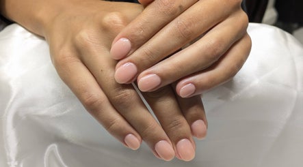 Manucure élégante à Bibell Nails Beauty, Romainville, Île-de-France, FR. Des ongles parfaitement polis.