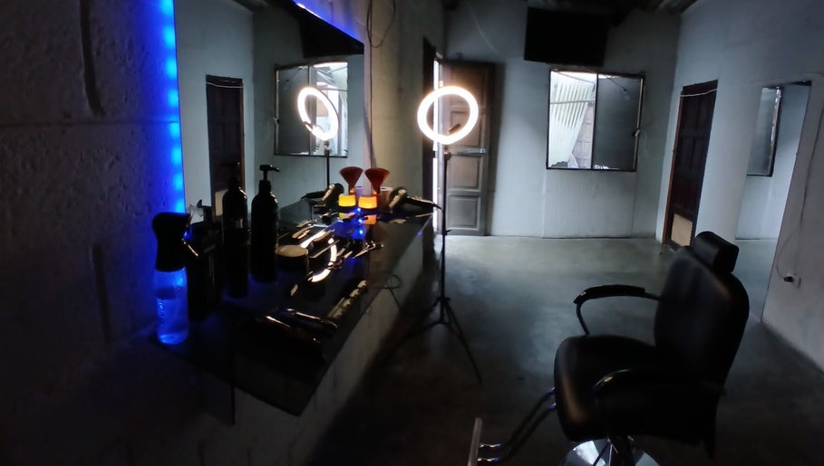 Sala moderna y elegante en Fade herrera, Antigua Guatemala, Sacatepéquez, GT con iluminación LED azul.