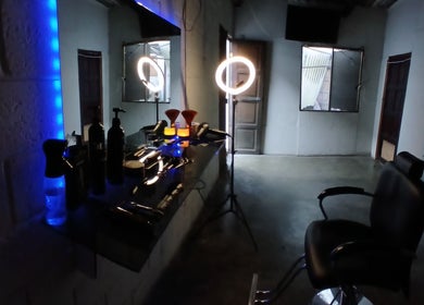 Sala moderna y elegante en Fade herrera, Antigua Guatemala, Sacatepéquez, GT con iluminación LED azul.