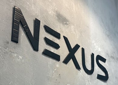 Logo do Nexus Barber Studio em parede de concreto em Queluz, Lisboa, PT.